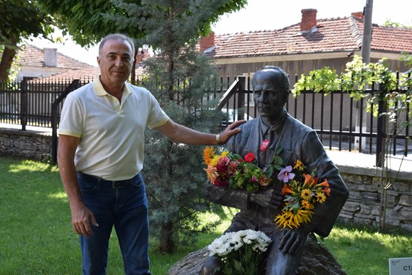Паметник на Николай Грозев с цветя